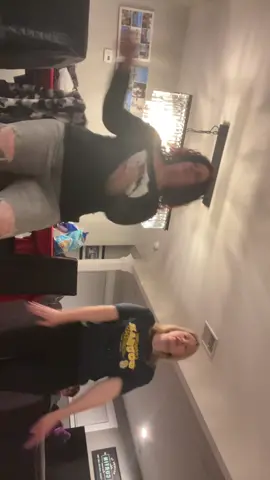 “coverrrr your face!” #dance #moms #MomsofTikTok #fyp #likethis #trending #08 #gabriellapetralia #herway #foryou #Love #nj #cousins #family #loveyou 