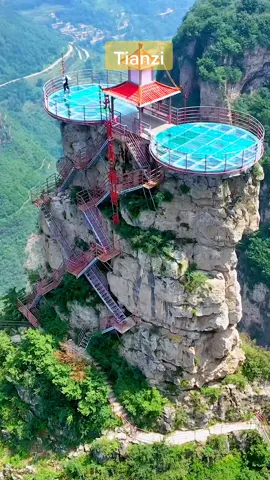 Tianzi Mountain (Gunung Tianji)  天子山 (Tiānzǐ shān)  Gunung Tianzi adalah sebuah gunung yang terletak di Zhangjiajie, Provinsi Hunan Tiongkok, dekat dengan Lembah Suoxi di China Tengah bagian Selatan. Sebelum era Dinasti Ming, Gunung Tianzi dikenal sebagai 