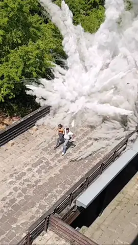 Course à travers des explosions pour le tournage du film 