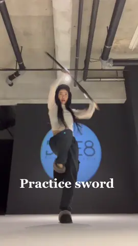 Keep trying harder 🥷⚔✨Push yourself and keep going 🔥ほんの隙間時間ですがコツコツと🌸 #刀 #swordgirl #asiangirl #踊る刀 #samuraisword #practice #dance #mothershizuka 