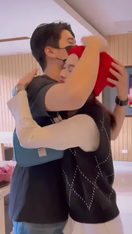 ยูพายเค้าเล่นกันน่ารักมากเลยอะแก 😻 แล้วยูโรสะพายกระเป๋าให้ใครอะ กระเป๋าแมวเด็กหรอ อุ้ย น่ารักเกินๆๆๆ ❤️❤️❤️ #ยูพาย #ยูโรพระพาย #ยูโรยศวรรธน์ #พระพายรมิดา #euroyotsawat #prapyeramida #ฮักหลายมายเลดี้ #mybelovedlady #viral #couple #thaidrama #คู่จิ้น #fyp #fypシ 