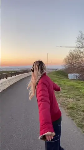 curious fact about us: we like skateboarding 🛹❤️‍🔥 #twins #sunset #skateboard #sunday 