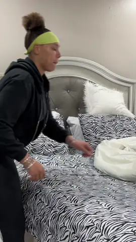#Alexa #cleaning #morningroutine #dayinthelife #minivlog #sundaymorning  Just me, alexa & my lil ass bed😂 #homeaesthetic #cleanwithme #dailyvlog  #fyp #dailyvlog #trending #amazonfinds #homedecor #Beyoncé #cuffitremix #dailyroutineblackwomen, #dailyroutineforselfimprovement, #dailyroutineplanner, #productivemorningroutine #alexadot 