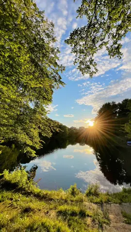 Theo nghiên cứu từ Đại học khoa học Sussex (Vương quốc Anh) thì cứ trong 6 phút nghe nhạc, căng thẳng có thể giảm tới 61%. Nghiên cứu này kết luận rằng, việc lắng nghe những giai điệu du dương sẽ làm tâm trí được thư giãn, giúp hạn chế tăng nhịp tim, làm hạ huyết áp và giảm lượng hormone gây nên stress ! #amnhacchualanhtamhon #chualanh #nhacthien #thugian 