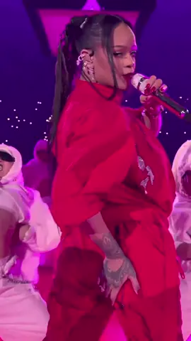 El regreso de #Rihanna a los escenarios con su presentación durante el #HalfTimeShow del #SuperBowl el día de hoy también vino con la noticia de que la cantante espera a su segundo bebé 😍 Cuéntanos, ¿qué te pareció esta presentación? #riri #badgalriri #fyp #parati 