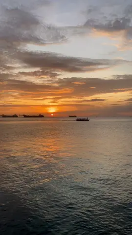 Sunset at Manila Bay will always be one of the best 🫶🧡 Ang gandaaaa! #sunset #sunsetlover #manilabay #tiktokph #fyp #kielcoronel #sunsetview #sunsets #manilabaysunset❤️❤️❤️ 