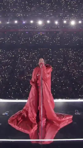 Never getting over this performance ❤️‍🔥 #rihanna #SuperBowl #halftimeshow #superbowl2023halftime #rihannahalftimeshow #rihannadiamonds #superbowlhalftimeshow #livemusic #rihannaconcert #rihannalive 
