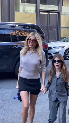 L’actrice Sienna Miller fait son entrée, accompagnée de sa fille Marlowe Sturbridge, au défilé @proenzaschouler AW23. #TikTokFashion #nyfw23 #fashionshow #proenzaschouler #siennamiller #marlowesturbridge #actress #momanddaughter 