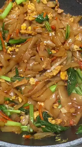 Huuuf wangi nyaaa ampun dah. Muncul di fyp kalian jam berapa nih?! 😛😛 makananviral #resepmasakan #cook #resepmakanan #resepmudah #kwetiaugoreng #fyp #fypage #makananviral #resepsederhana #resepsederhanatiktok #kwetiaugorengayam #kwetiaugorengenak #kwetiaugorengpedas 