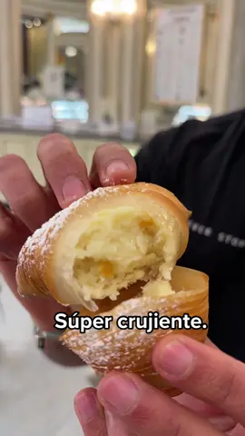 Sfogliatella riccia ✨ Dulce típico de Nápoles en la mítica cafetería Gambrinus 🤤 #napoli #pasticceria #pastisserie #pastry #pastrytips #sfogliattella #sweet #dolci #dulce #italia #food #donut #donuts 