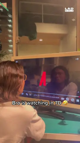 How’s his TV doing that? 👁️👄👁️ 🎥 @サタデーナイトパルシー 