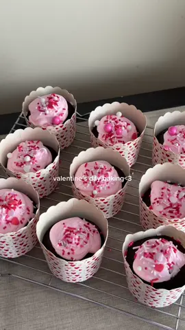 vday treats💌 #ValentinesDay #valentinestreat #valentinesbaking #cupcakes #aestheticbaking #vdaycupcakes #bakingtiktok #desserts 