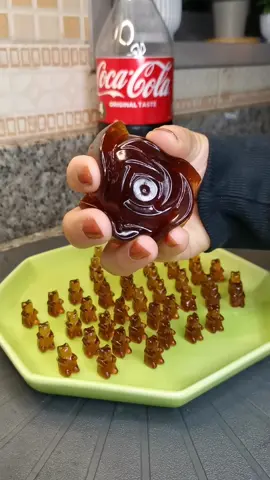 يـالا جيلي كولا بـ ۳ مـكونـات بـس ودلـعوا عـيالـكم ونـفـسكم🤎✨ يـا نـهار لـعـب 🤹‍♀😂♥ #جيلي #جيلي_كولا #كوكاكولا #كاندي #اطبخ_علي_تيك_توك #capcut #fyp 