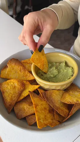 Fuel your body with me  Healthy snack Deixo vos aqui a receita de um snack super fácil, rápido e saboroso 😋 Pode se chamar uns “nachos” 😅 Ingredientes: * 3 wraps médios  * açafrão  * paprika * ervas  * um pouco de azeite (usei o spray da prozis de sabor a basílico) Levei à airfryer durante cerca de 10 min a 180°. Podes também levar ao forno, mas está sempre de olho para não queimar. Serve com o que quiseres, mas aconselho com guacamole 🥑 🤌🏼 Bom apetite 💖 #healthyfood #healthyrecipes #healthy #preworkout #pretreino #healthybreakfast #healthylifestyle #healthyeating #gym #gymworkoutsforwomen #gymmotivation #gymgirl #receitas #receitassaudaveis 