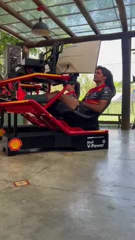 Carlos Sainz pilotando no novo Cockpit FX1 Extreme, controlando apenas os pedais! 😜 #extremesimracing #f1 #formula1 #ferrari #essereferrari #cockpit #videogame #simulador #simracing #virtual #trackday #acelerados #challenge 