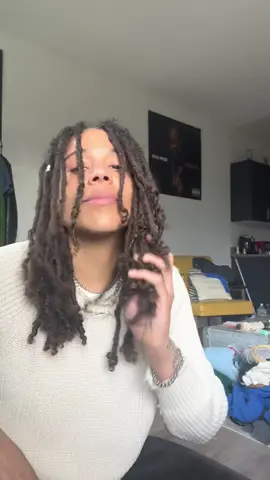 Ok last loc appreciation post , promise 🤞🏽#naturalhair #curlyendlocs #locs #studswithlocs #studswithdreads #fyp #healthylocs 