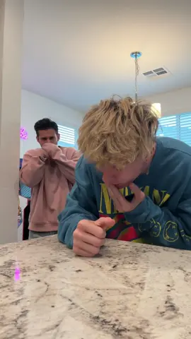 I hit the wrong hand 😭 #foryou#fyp#foryoupage#omg#fail#dumb#brother#bruh#acting@rodrigonavarroofficial  