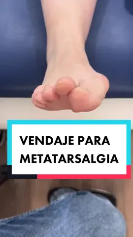 ❌Si hay un dedo que queda mas arriba que los demás, posiblemente la placa plantar empezo a romperse. Con este vendaje reducirás el dolor, al quitar tensión en la placa. Si esto te sucede visita al especialista en el pie, para que te haga un diagnóstico e inicie tratamiento. #metatarsalgia #vendajeneuromuscular #kinesiotape #placaplantar #especialistasenpie #biomecanica #pies 