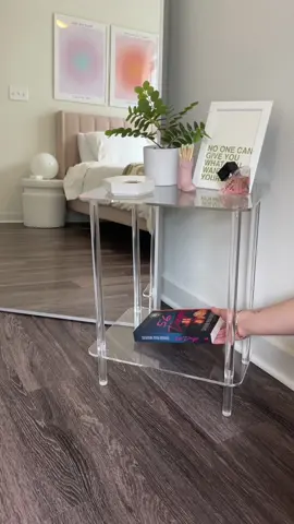 i love her 🫶🏼 #roomdecor #trendyroomdecor #homedecor #trendyhomedecor #acrylictable #amazonfinds #amazonmusthaves #amazonhomefinds 