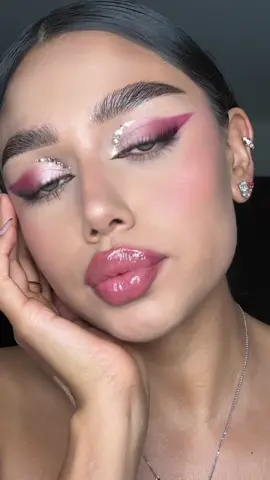 Valentine’s Makeup 💘🤩 lo ame #ValentinesDay #valentinesmakeup #makeuptutorial glitters de @lemonhead.la en @Nuestro Secreto 