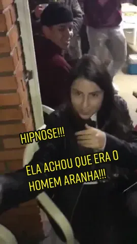 Menina hipnotizada jogando teia nas pessoas… #hipnose #subconsciente #engracado #foryou #fyp #viral #pyonglee 