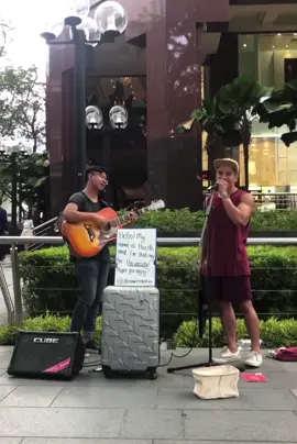 Nauuso kasi @jamesarthur23 challenge eh, si kuyang busker nag ask kung may gusto kumanta. Alam mo naman tayong mga pinoy game na game 🤣 