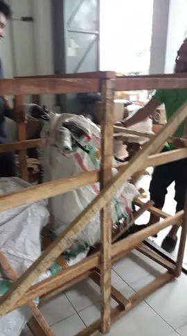 Motor Packing Kayu, urutan lapisan: - bubble Wrap - Kardus - Karung - Kayu #johnlbf #explorecilacap #jntcargo #jntcargoid 