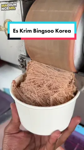 ES BINGSOO KOREA VIRAL DI TIKTOK. Akhir - akhir ini di tiktok rame es bingsoo korea yang ada di surakarta. Ini hampir mirip es roll tapi bedanya diserut, jadi lebih lembut dan krasa susunya. Tapi sobat mamil harus sedikit bersabar, karena antriannya bisa sampai 2-3 jam. Tag temenmu yang mau kamu ajak kesini ⁉️ ➖➖➖➖➖➖➖➖➖➖➖ 🏠 Lokasi : Jalan Sasono Mulyo, Baluwarti, Surakarta 🕗 Open : 09.00 - 16.00 WIB 🏷 Harga : 10K 📈 Rasa : ⭐⭐⭐⭐⭐ ➖➖➖➖➖➖➖➖➖➖➖➖ ##eskrimbingsoo##surakarta##mamil##madiunngemil##kokenak#virusmamil 