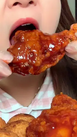 Lâu lâu ăn gà rán sốt cay siêu dính 😋🍗🍗🍗 thơm béo, ngọt, chắc thịt mlem mlem 😋#ănngon #annhieu #ănnhiều #mukbang #ăn #ăncungtiktok #ănđêm #ăngìđây #eat #eating #eatingshow #eatingasmr #asmr #monngonmoingay #toigioancom #ancomthoi #ancungtiktok😍 #monngonmoingay #chicken #gà 