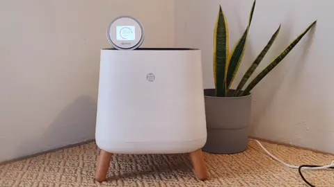 เมื่อเราเปิดเครื่องฟอกอากาศ Smart air รุ่น The Sqair ไว้ ในห้องที่มีขนาดพื้นที่ 40 ตารางเมตร จะเห็ได้ว่าคุณภาพอากาศดีขึ้นอย่างเห็นได้ชัดเจนจากตัวเลขเครื่องวัดคุณภาพอากาศที่ได้มาตรฐาน #เครื่องฟอกอากาศ #smartair #ฝุ่นpm25 #ฝุ่นpm25 #มลภาวะทางอากาศ #qingqing #ฝุ่นกทม #airpurifier #ออฟฟิศ #thesqair #ห้องนอนมินิมอล 