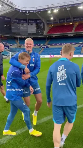 Hvem gleder seg til å se disse to møte hverandre i kveldens Premier League-kamp?🤭  #fyp #foryou #haaland #odegaard