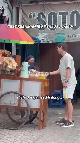 Walau hidup sendiri ibu penjual jamu ini masih semangat hidup dan bisa bantu orang