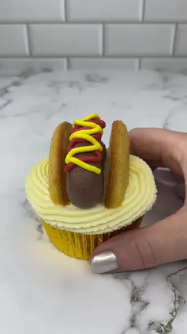Make a hotdog with me 🌭❤️💛 #cupcake #hotdog #fooddecoration #cakedesign #cakedecorating #bakinginspo 