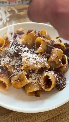 PASTA & RAGÙ DE PLAT DE CÔTE DE BŒUF 🥩 🍝 Les ingrédients : - 1kg de plat de côte  - 1 carotte  - 2 branches de céleri  - 1 oignon jaune  - 2 gousses d’ail - 20cl de vin rouge - 25cl de bouillon - 250g de tomate  - 1 verre d’eau si besoin (la viande doit être immergée) - 1 cac de concentré de tomate - Thym - Laurier  - sel, poivre et piment d’Espelette  - 500g de pasta #tiktokfood #tiktokacademie #pasta #shortribs #ragu 