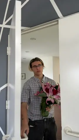 His glasses are broken like his heart 💔 #music #fyp #tiktok 