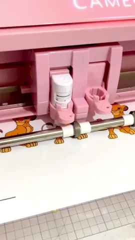 Haciendo unas lunch box para el cumple de Emiliano 💖🫶🏼  #lunchbox #3d #reyleon #partyfavors #cameo #dorado