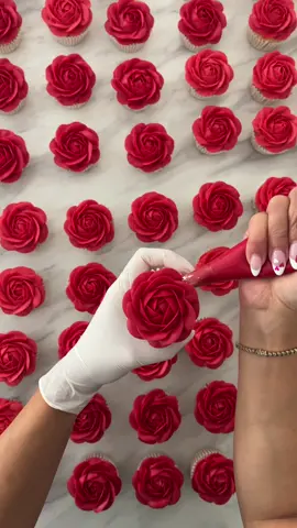 All day every day 🧁 some piping behind the scenes #Love #piping #cupcake #bouquet #flower #rose #cake #sydney #event #pipingskills #bouqcake #cupcakes 