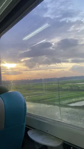 Pemandangan di kreta pagi menuju jogja👌#fyp #jogja 
