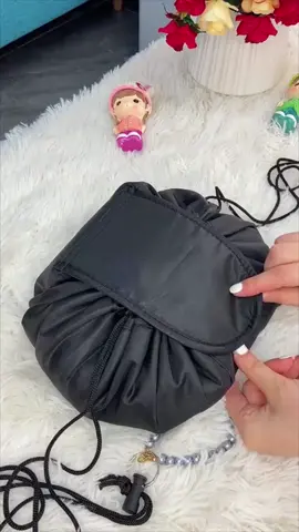 Must-have portable makeup bag for lazy travelers ✈️🎒💄 #travel #makeup #organization#tiktokfind#TikTokShop#tiktokmedemebutit 