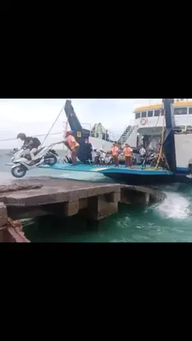 ombak besar bikin pemotor nyaris jatuh saat turun dari kapal #ombakbesar #pemotor #kapalpesiar 