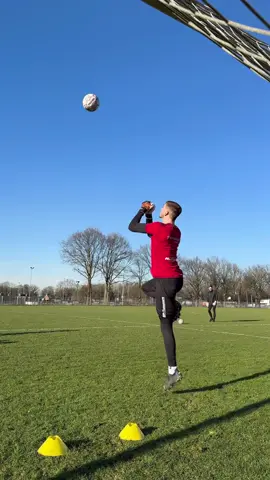 Top drill for footwork, punching and positioning 🦅 #goalkeeper #goalkeepers #goalkeepertraining Goalkeeper training / Goalkeeper training drills / Goalkeeper exercises / Goalkeeper improve footwork / Goalkeeper punching technique / Goalkeeper punching drill / Goalkeeper how to punch / Goalkeeper positioning / Pro goalkeeper / Amateur goalkeeper / Female goalkeeper