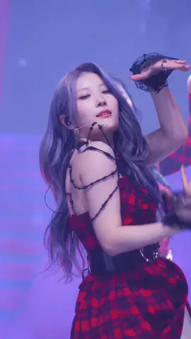 The way she just broke the mic 💀 #NextLevelDish #purplekiss #fancam #purplekisschaein #chaein #sweetjuice #kpop 