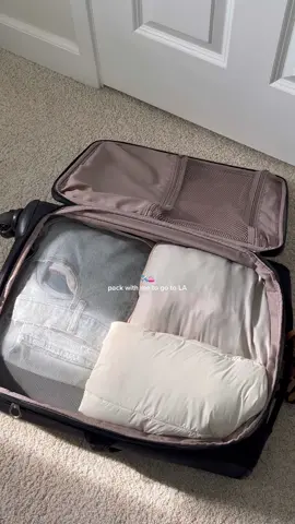 Stay tuned for a bunch of LA content 😝 #packwithme #vacation #losangeles #disneyland #californiaadventure #grwm #packingtips #packingcubes #dtla #santamonica 