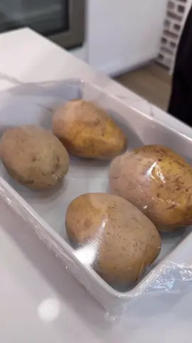 Aquí les comoarto una manera de cocer papas mas rápido por si andan cortos de tiempo.  #papas #papa #potatoes #papasalhorno #potatoerecipe #potatoe