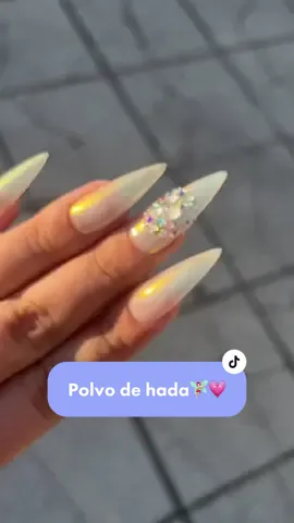 MIRA ESTO😍 Me hice las uñas de san Valentín con los nuevos polvos de hada de Paris night 🧚🏻‍♀️ 👉🏻Para aplicarlo, curo el top coat 10 segundos en mi cabina de 48W y al sacarlo froto el efecto con el aplicador que trae. La base que use en este caso es Vía Lactea 1 de Navi 👉🏻 A la cristalería la encontras como CAVIAR DE VIDRIO, que combinado con las clásicas piedritas de siempre y el caviar metálico chiquito, no puede más de hermoso😍 👉🏻 Para pegar use el diamond glue gel de navi que es para adherir apliques y cristales 💎 💅🏻Coméntanos que otro tutorial te gustaría ver! Te leemos💅🏻 #auroranails #polvoaurora #nailsofinstagram #nailtutorial #nailart #valentinenails #pressonnails #nailsoftiktok #nailsartvideosnails   #tutorial 