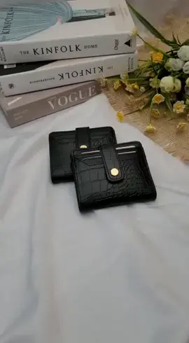 Dompet Croco Kancing* Bahan sintetis tebal motif croco. Aksesoris besi tebal warna gold.  Ada slot kartu, slot foto, tempat uang kertas dan uang koin Model simpel dan mewah.