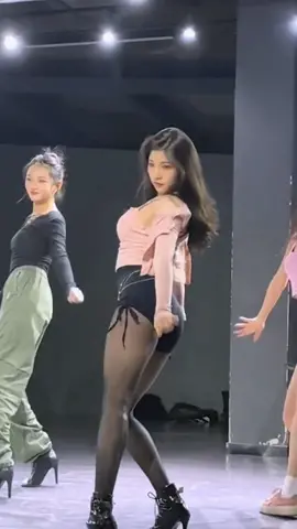 他人の光に頼るのではなく、自分で光を放つべきだ。#kisa #heels #ダンス 