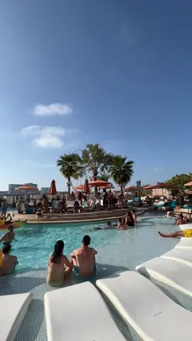 We love Ducking Fridays! Join us for the best friday in town ! #blabladubai#dubai#dxb#friday#weekend#jbr#marina#beachclub#pool#twerk#dance#fy#fyp