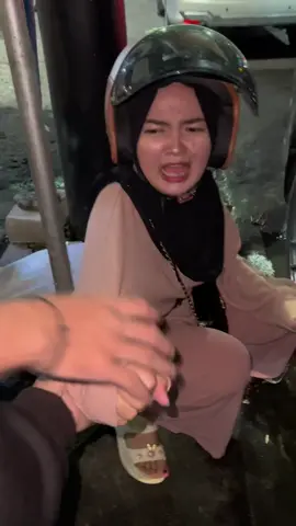 Susah banget bilangin ini cewek dah!!! Udah tau ngantrinya panjang banget tetep aja ngeyel mau beli gacoan!!!