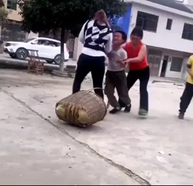 ăn tết xong mẹ phải đi làm xa,con trai không nỡ rời xa mẹ khóc thương tâm. làm bậc cha mẹ vì miếng cơm manh áo không ai muốn rời xa con cái của mình cả. nhìn thấy cảnh này những ai làm bậc cha mẹ mới hiểu rõ cảm giác này thôi🥺🥺🥺# trẻ em trưởng thành# xu hướng# chăm sóc trẻ em#